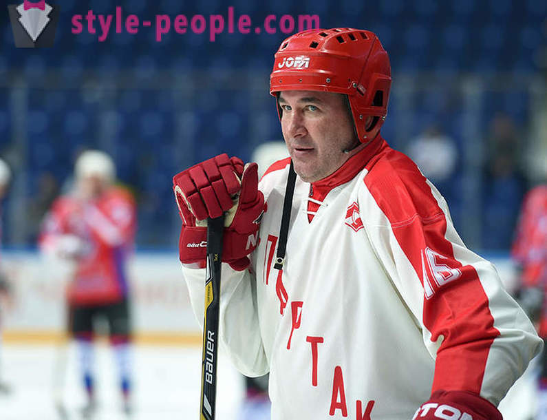 Aleksandr Koževnikov, jääkiekkoilija: elämäkerta, perhe, urheilu saavutuksia