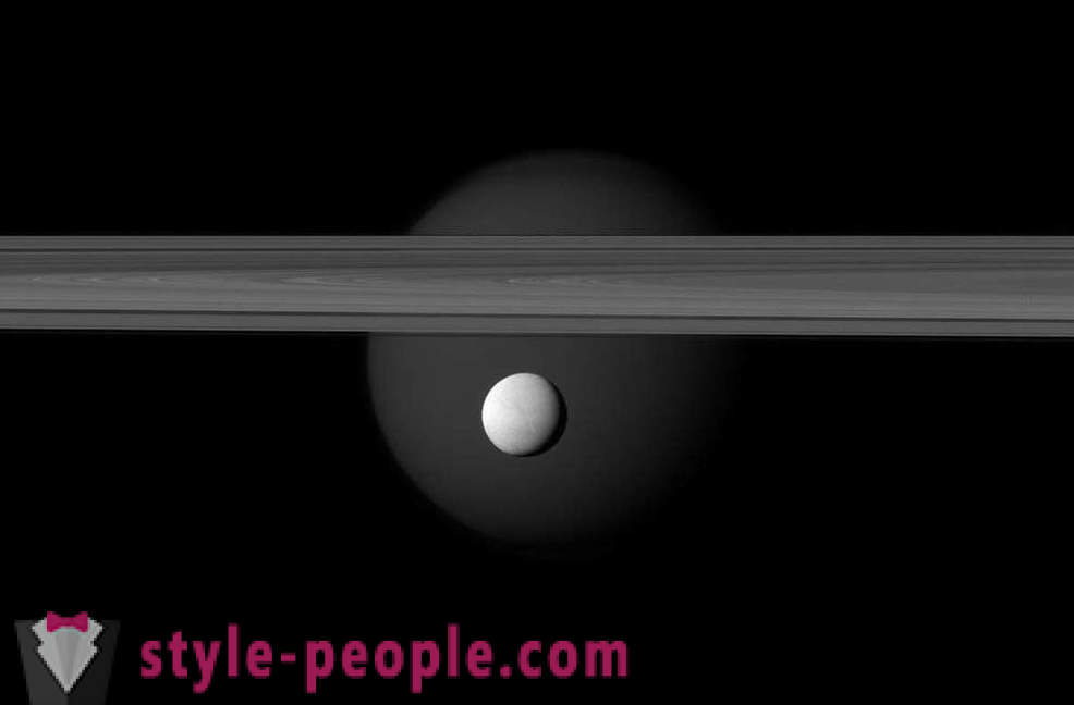 Kuudes Saturnuksen satelliitti linssissä