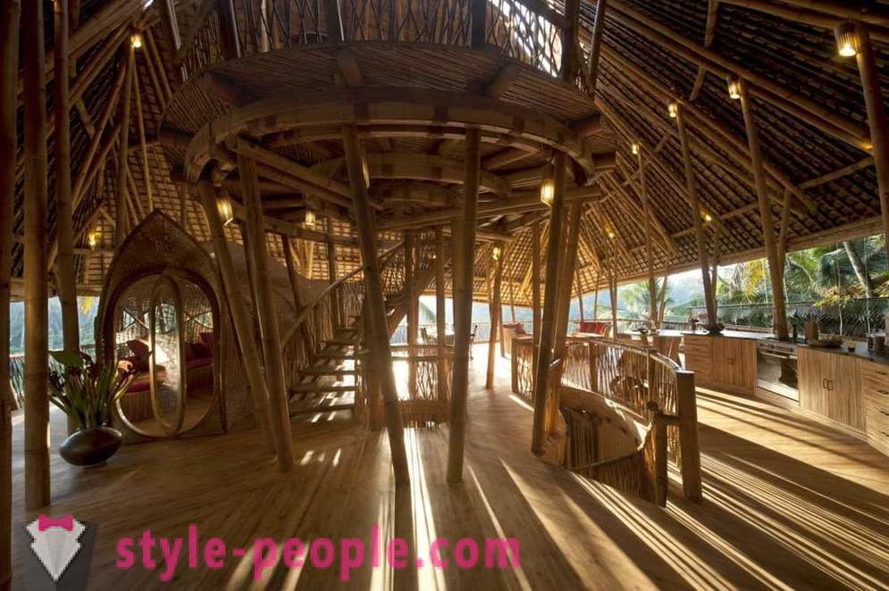 Hän lopettaa työnsä, meni Bali ja rakensi ylellinen talo bambu