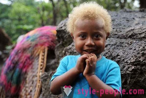 Tarina mustan asukkaat Melanesiassa vaaleat hiukset