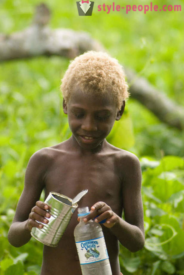 Tarina mustan asukkaat Melanesiassa vaaleat hiukset