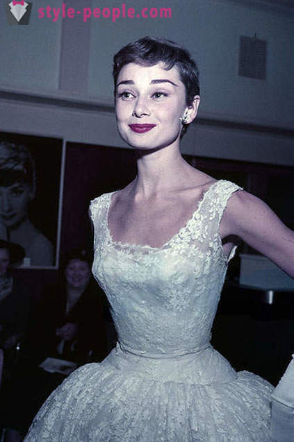 Tyttärentytär Audrey Hepburn yrittivät toistaa kuuluisan kuvan isoäiti