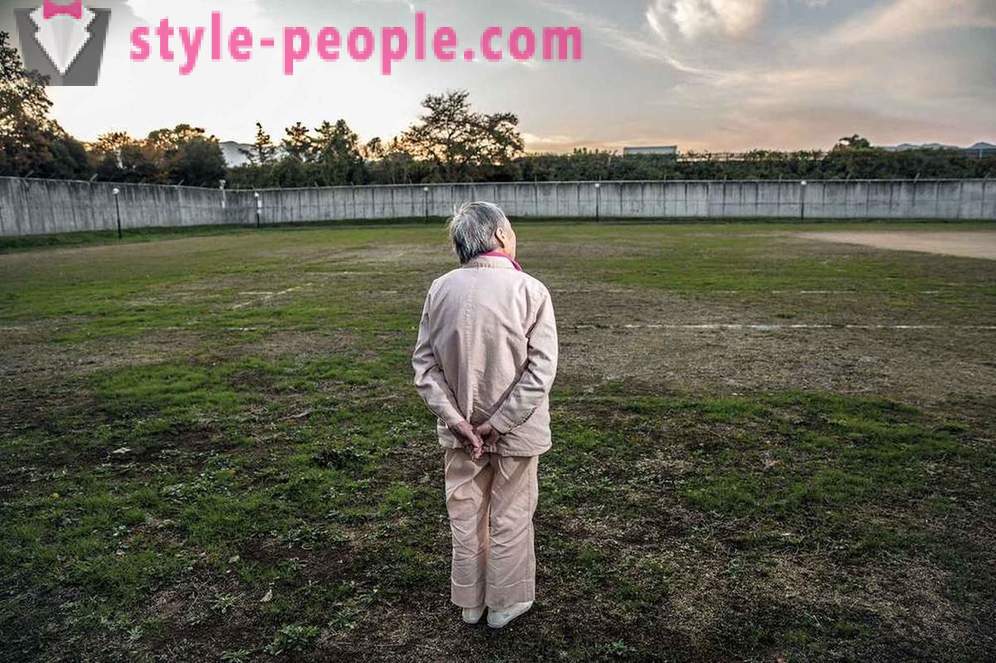 Vanhemmat Japanin ihmiset yleensä paikalliseen vankilaan