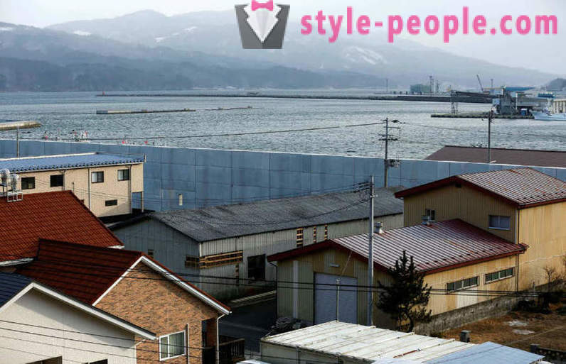 Japanin rannikolla, tsunamin vaurioitunut 2011 suojattu 12-metrinen seinä