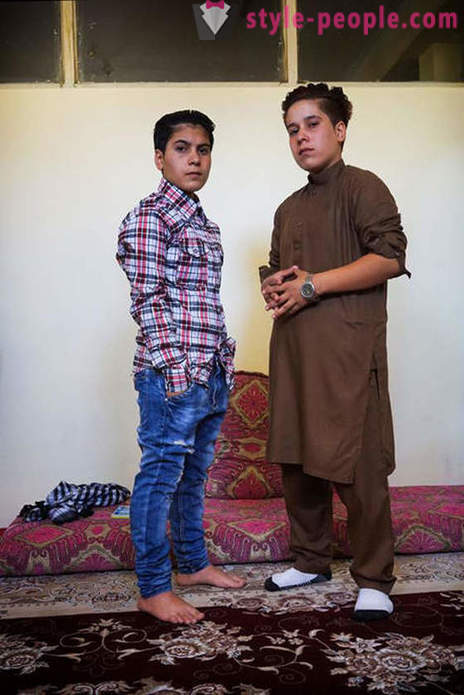 Miksi nostettu pojat Afganistanissa, jotkut tytöt
