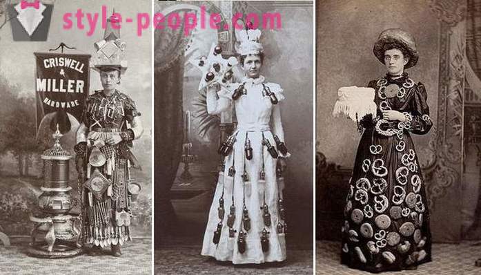 Naiset, joilla on bannerimainoksia mekot