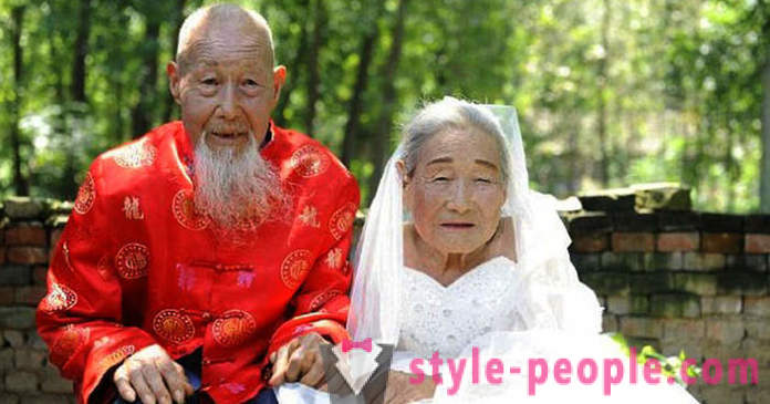 Jälkeen 80 vuoden avioliitto, pari vihdoin häät valokuva ampua