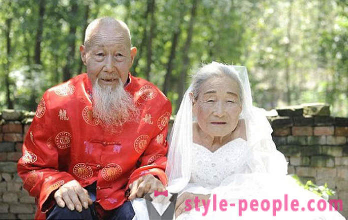 Jälkeen 80 vuoden avioliitto, pari vihdoin häät valokuva ampua