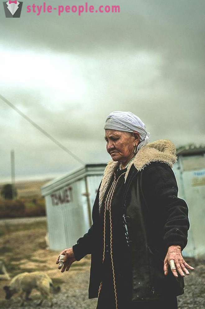 West valokuvaaja vietti kaksi kuukautta vierailevat Kazakstanin shamaani