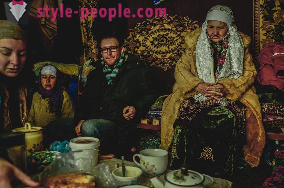 West valokuvaaja vietti kaksi kuukautta vierailevat Kazakstanin shamaani