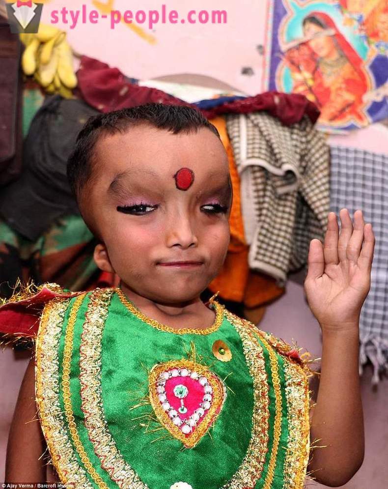 Intian Kylä on palvotaan poika epämuodostunut pää jumalana Ganesha