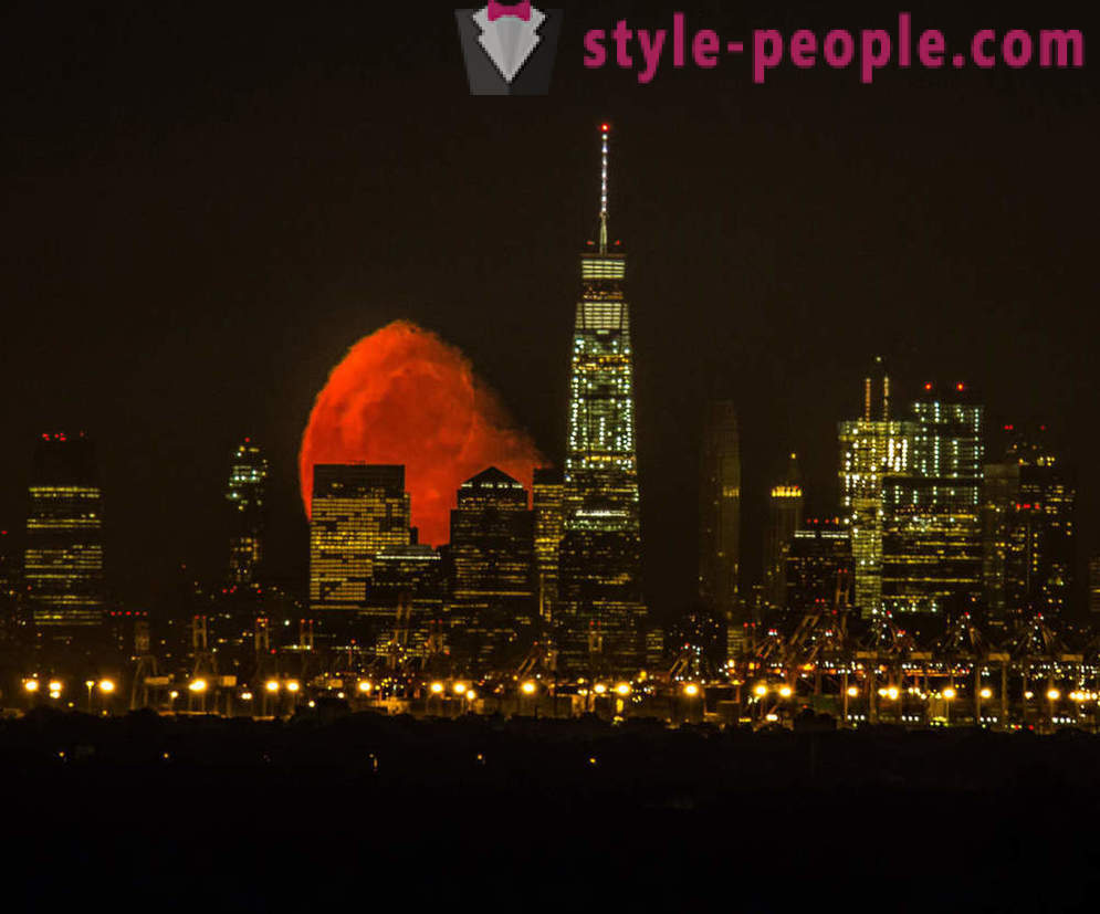 Verinen Moon over Manhattan