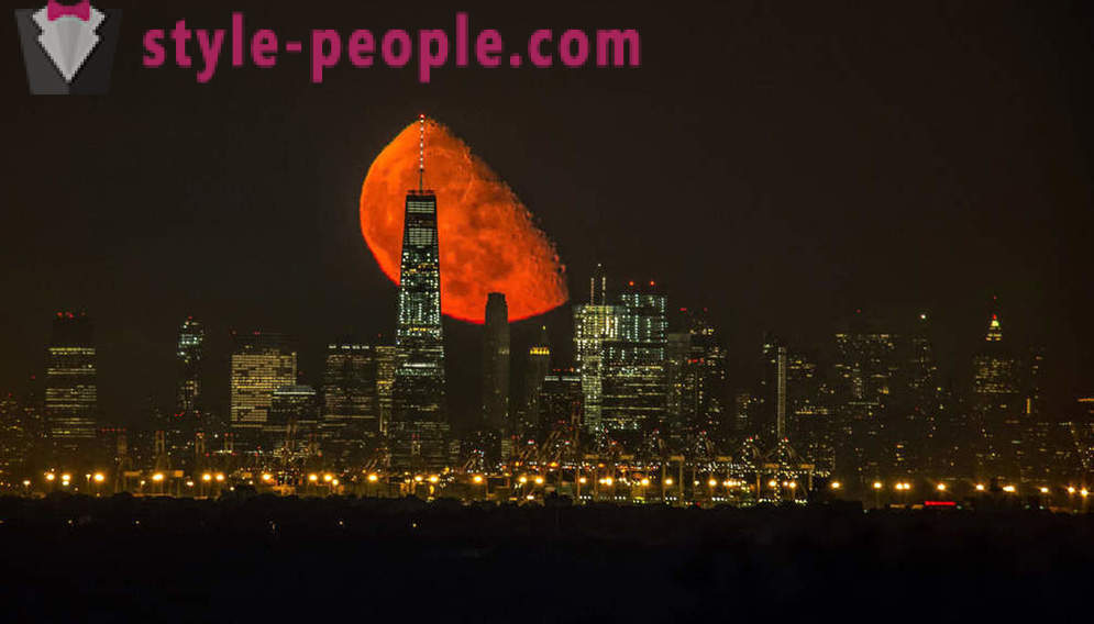 Verinen Moon over Manhattan