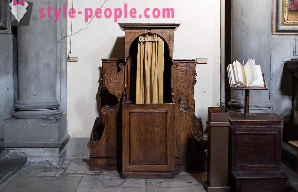 Confessionals Italian kirkossa. Valokuvaaja Marcella Hakbardt