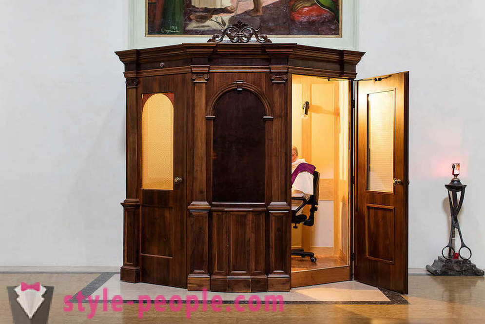 Confessionals Italian kirkossa. Valokuvaaja Marcella Hakbardt