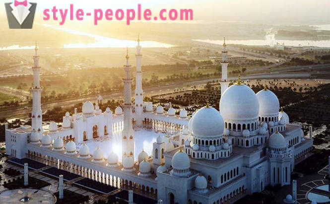 Sheikh Zayed moskeija - tärkeimmät näyteikkuna lukemattomat rikkaus emiraatissa Abu Dhabi