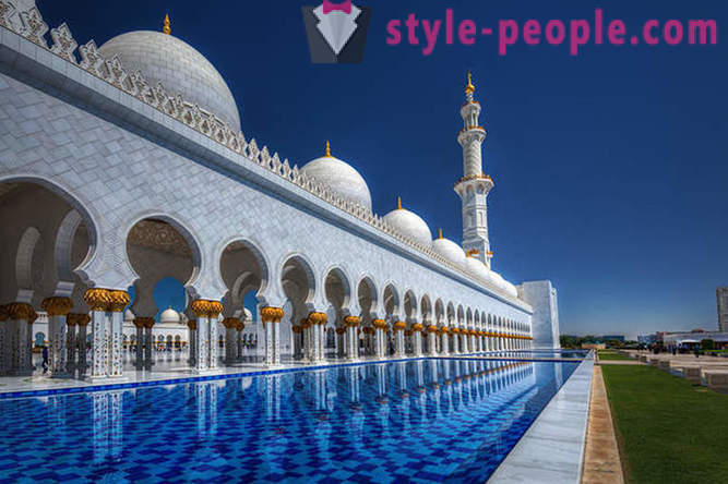 Sheikh Zayed moskeija - tärkeimmät näyteikkuna lukemattomat rikkaus emiraatissa Abu Dhabi