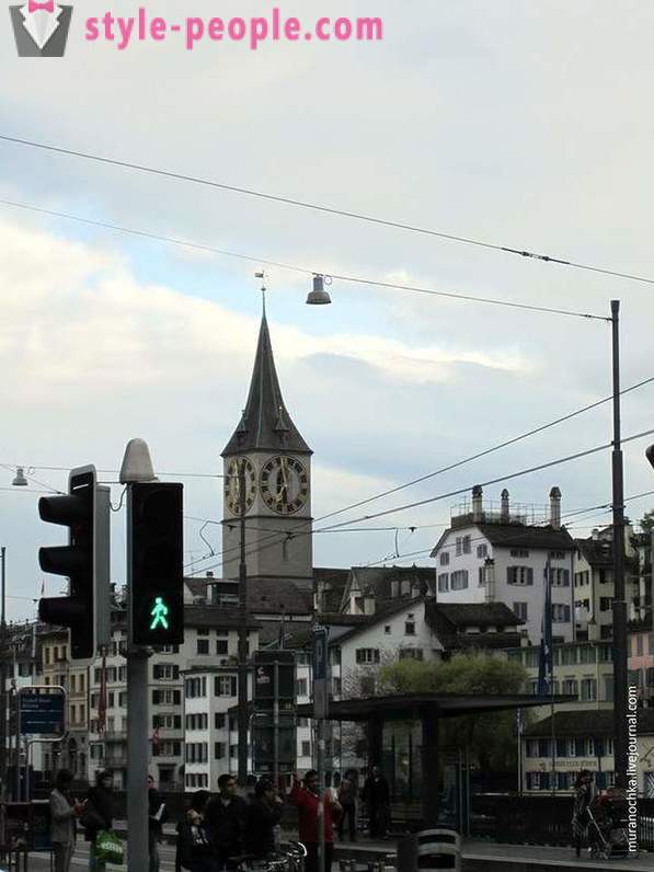Kävelee vanhan kaupungin Zürichin
