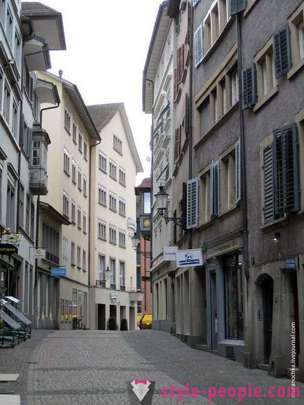 Kävelee vanhan kaupungin Zürichin
