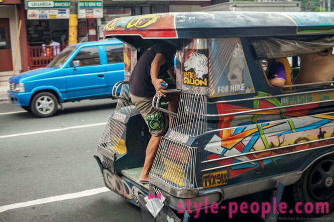Kirkas Filippiiniläinen jeepneyllä