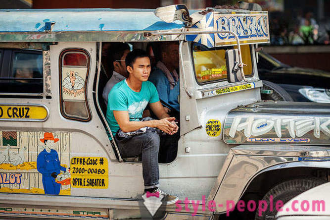 Kirkas Filippiiniläinen jeepneyllä