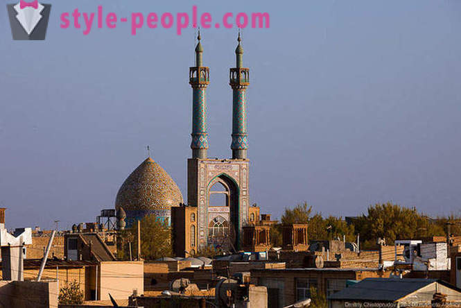Kävellä savi kaupunki Iranissa