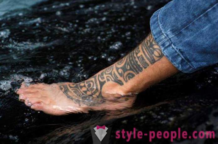 Piirteet tatuointeja miesten jalka