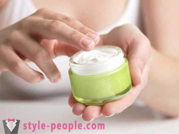 Miten valita kasvovoide kuivalle iholle: vinkkejä ja arvostelut kosmetologit