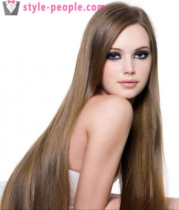 Hiustenleikkuu pitkät hiukset ilman otsatukka. Trendikäs kampaus pitkät hiukset