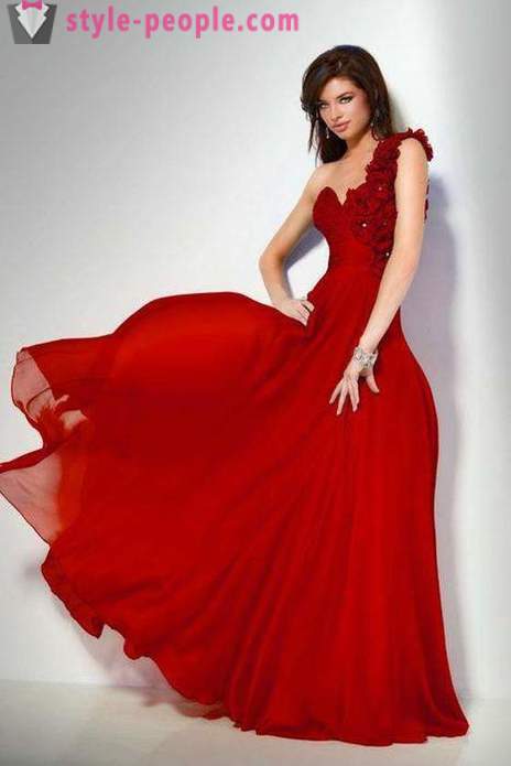 Muodikas punainen mekko lattialle